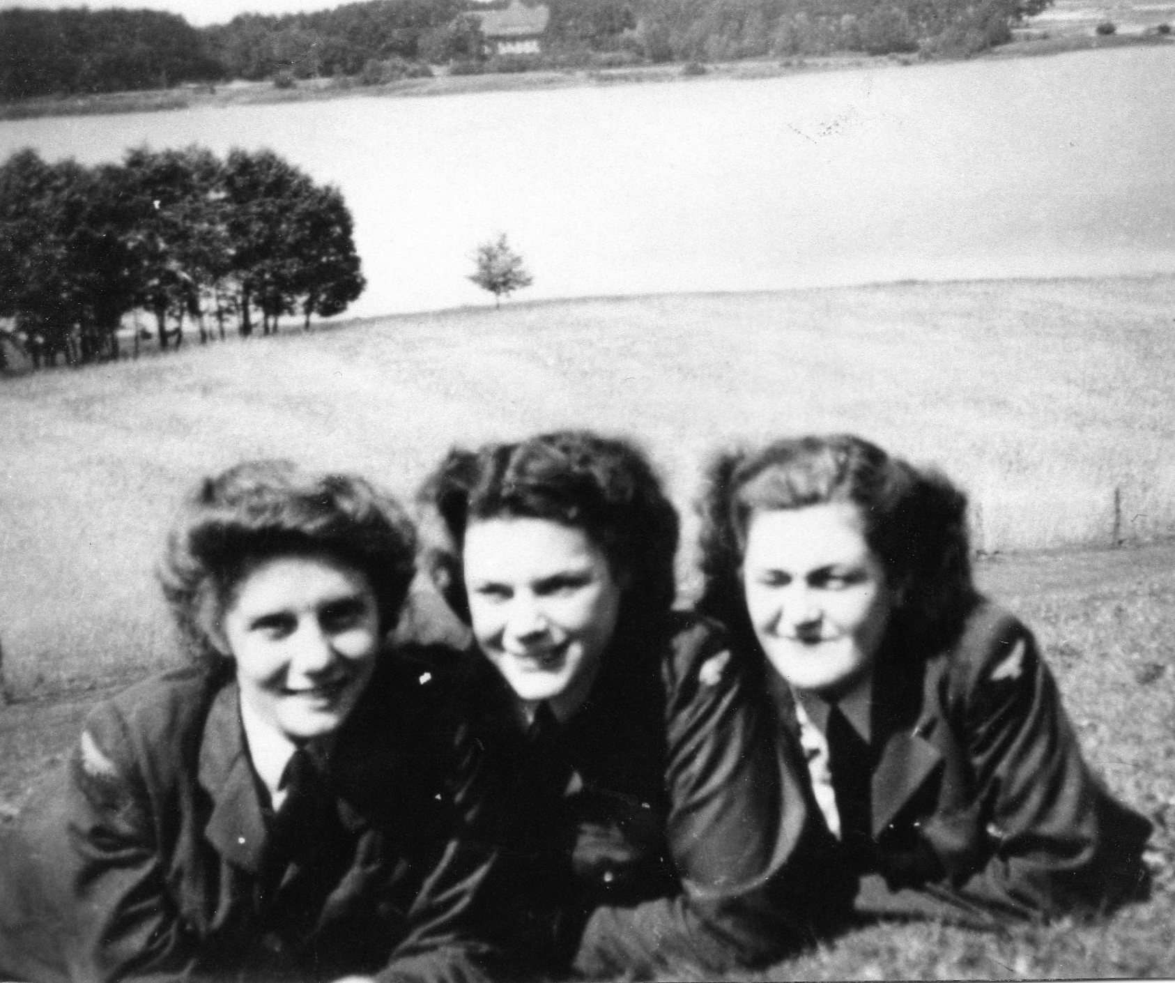 Bella Bailey on left.jpg